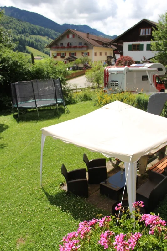 Gemütliche Lounge im Garten des Hauses
